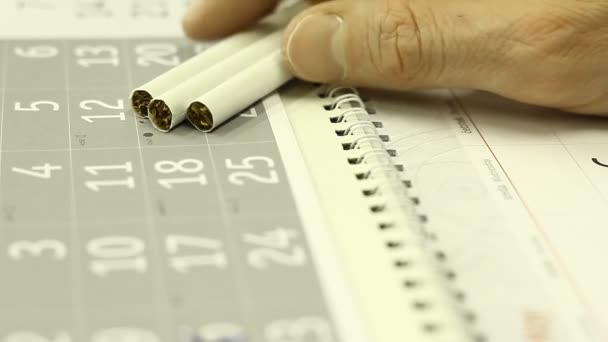 Kalender Und Handfläche Mit Zigaretten Suchen Sie Sich Ein Datum — Stockvideo