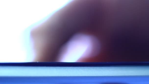 Macro Telefone Celular Cor Prata Dedo Deslizando Sobre Ele Usando — Vídeo de Stock