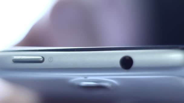 Macro Telefone Celular Cor Prata Dedo Deslizando Sobre Ele Usando — Vídeo de Stock