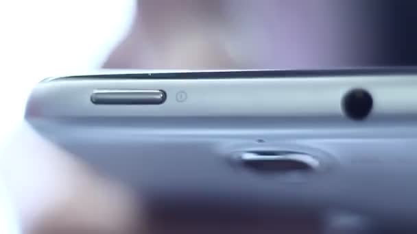 Macro Telefone Celular Cor Prata Dedo Deslizando Sobre Ele Usando — Vídeo de Stock