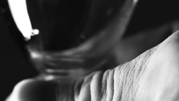 Makro Şarap Kadehi Bilinmeyen Bir Erkeğin Parmakları Tarafından Tutulmuş Muhtemelen — Stok video