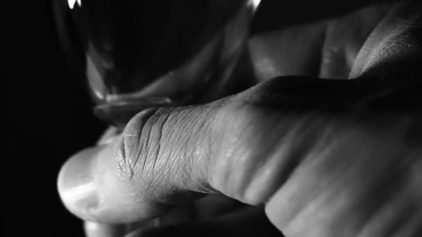 Makro Şarap Kadehi Bilinmeyen Bir Erkeğin Parmakları Tarafından Tutulmuş Muhtemelen — Stok video