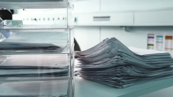 Stapelweise Dokumente Büro Aus Nächster Nähe Düsterere Clips Kamerabewegung Schwenkbewegung — Stockvideo