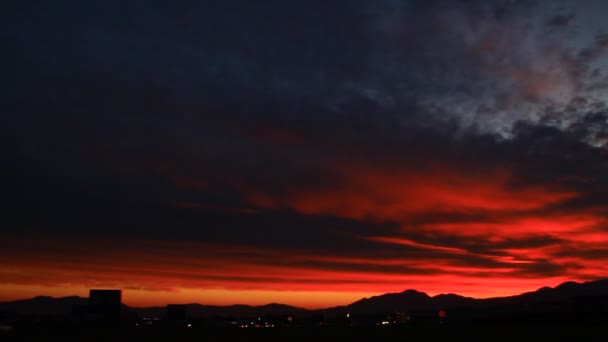 Gran Chimenea Poco Humo Cerca Ciudad Invierno Por Noche Fría — Vídeo de stock