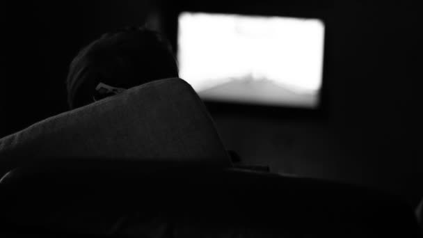 Yalnız Yaşlı Kadın Televizyona Bakıyor — Stok video
