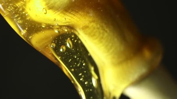 Giet Gouden Honing Macro Clip — Stockvideo