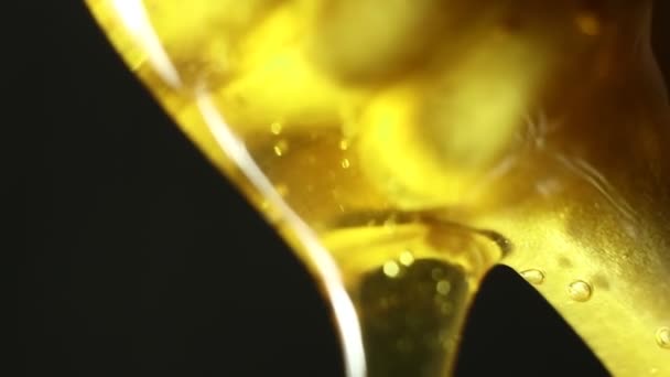 黄金の蜂蜜と木のスプーンのマクロ — ストック動画