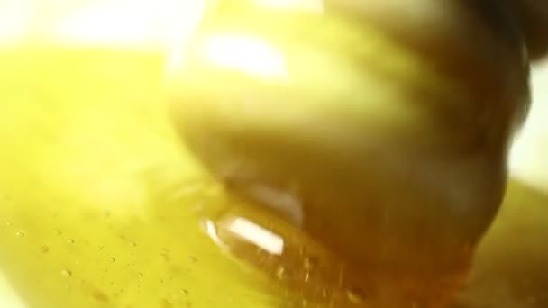 Macro Mel Dourado Colher Madeira — Vídeo de Stock