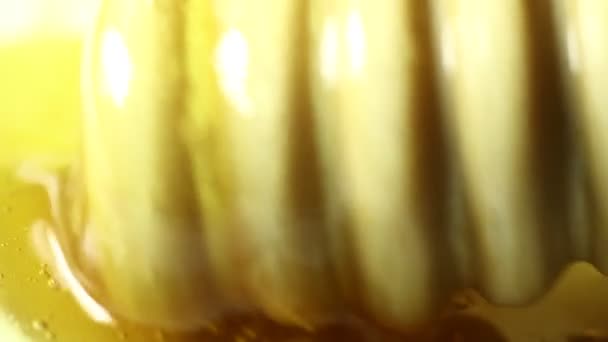 黄金蜂蜜和木制勺子的巨无霸 — 图库视频影像