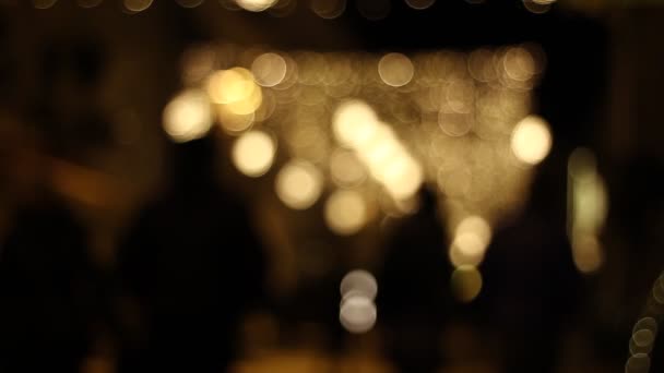 Вне Фокуса Людей Улице Ночам Сильном Освещении — стоковое видео