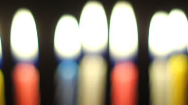 Leuchtende Kerzen Langsam Abbrennend Leuchtende Farben Leuchtende Flamme Aus Nächster — Stockvideo