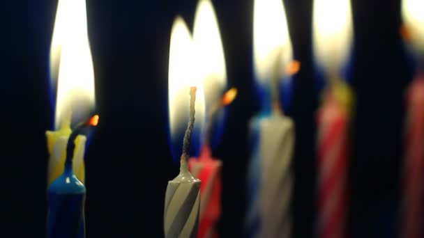鮮やかなキャンドル ゆっくりと燃焼 鮮やかな色 鮮やかな炎を閉じます 誕生日だ 記念日だ — ストック動画