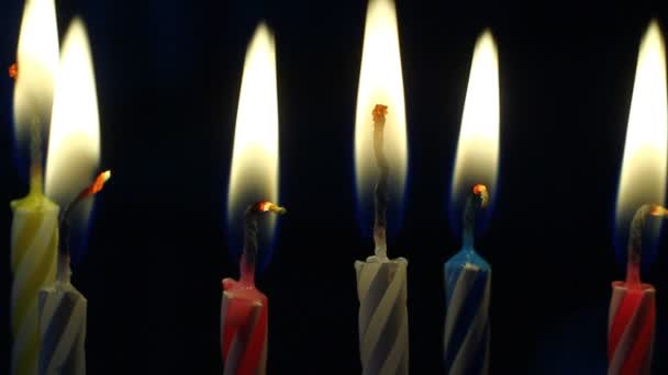 Velas Vívidas Lentamente Queimando Cores Vivas Chama Vívida Fechar Aniversário — Vídeo de Stock