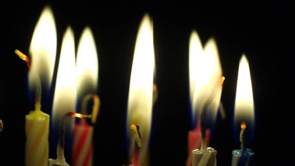 Candele Vivide Lentamente Brucianti Colori Vividi Fiamma Viva Vicino Compleanno — Video Stock