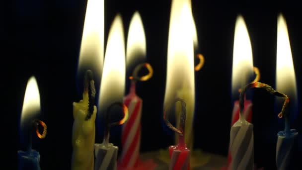 Velas Vívidas Lentamente Queimando Cores Vivas Chama Vívida Fechar Aniversário — Vídeo de Stock