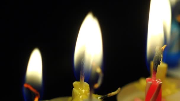 Las Velas Vivas Quema Lenta Los Colores Vivos Llama Viva — Vídeos de Stock