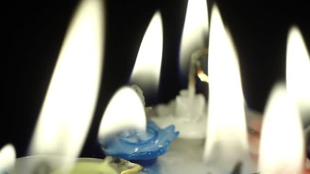 Ζωντανές Λαμπάδες Που Καίγονται Αργά Ζωηρά Χρώματα Ζωηρή Φλόγα Κλείστε — Αρχείο Βίντεο