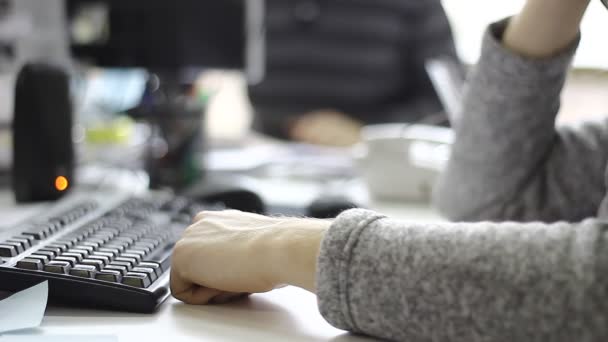 Trabalhadores Que Trabalham Escritório Usando Computadores Teclados Papel Outros Equipamentos — Vídeo de Stock