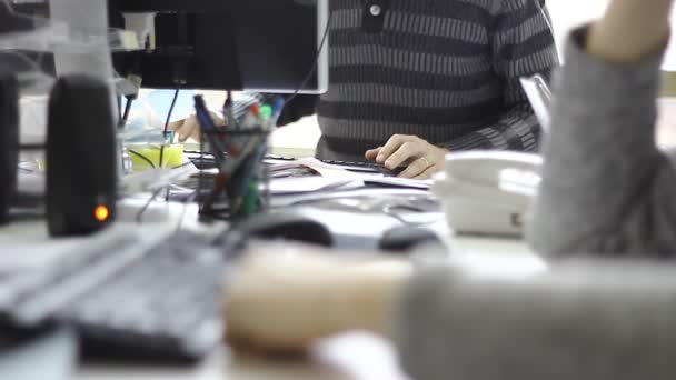 Trabajadores Que Trabajan Oficina Uso Ordenadores Teclados Papel Otros Equipos — Vídeo de stock