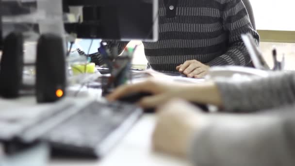 Trabajadores Que Trabajan Oficina Uso Ordenadores Teclados Papel Otros Equipos — Vídeos de Stock