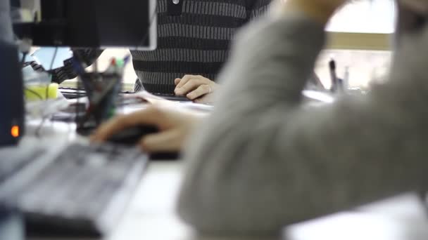 Trabajadores Que Trabajan Oficina Uso Ordenadores Teclados Papel Otros Equipos — Vídeo de stock