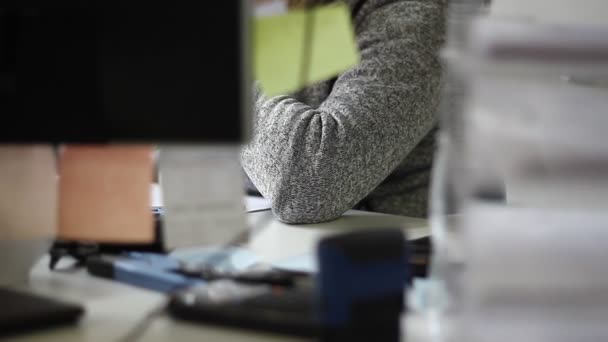 Lavoratori Che Lavorano Ufficio Utilizzando Computer Tastiere Carta Altre Attrezzature — Video Stock