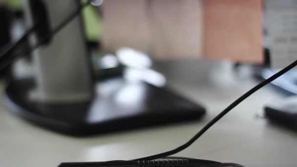 Arbeiter Büro Verwendung Von Computern Tastaturen Papier Und Anderen Geräten — Stockvideo