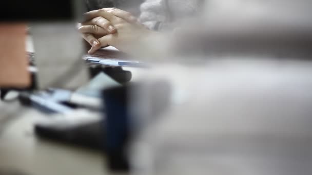 Trabajadores Que Trabajan Oficina Uso Ordenadores Teclados Papel Otros Equipos — Vídeo de stock