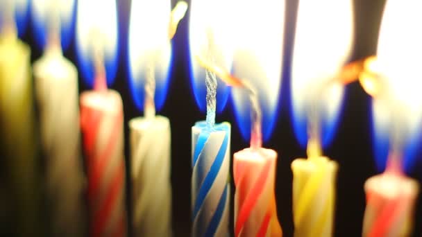 Dettagli Bruciare Candele Vivide Colorate Compleanno Sorpresa Celebrazione — Video Stock