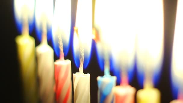Szczegóły Spalenia Żywych Kolorowych Świec Urodziny Niespodzianka Świętowanie — Wideo stockowe