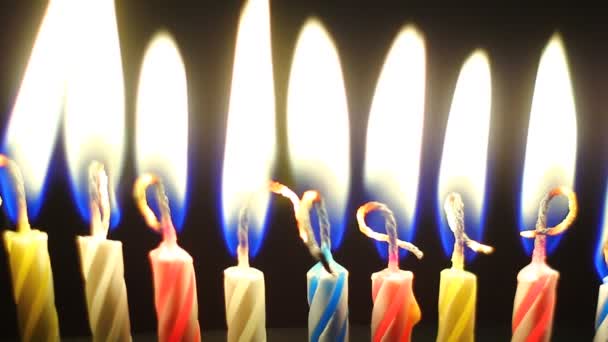 Dettagli Bruciare Candele Vivide Colorate Compleanno Sorpresa Celebrazione — Video Stock