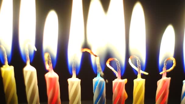 Dettagli Bruciare Candele Vivide Colorate Compleanno Sorpresa Celebrazione — Video Stock