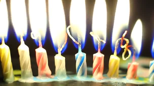 鮮やかな色のろうそくを燃焼の詳細 誕生日だ 驚きだ お祝い — ストック動画