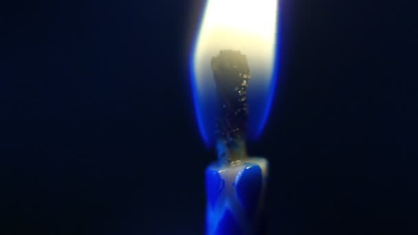 燃烧生动的彩色蜡烛的细节 令人惊讶 庆祝活动 — 图库视频影像