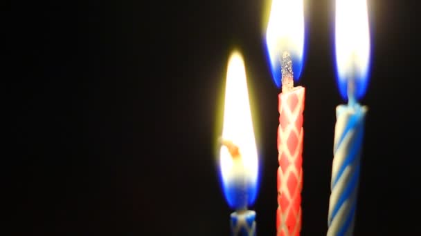 鮮やかな色のろうそくを燃焼の詳細 誕生日だ 驚きだ お祝い — ストック動画