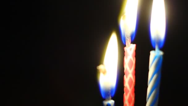 Подробиці Спалювання Яскравих Кольорових Свічок День Народження Сюрприз Святкування — стокове відео