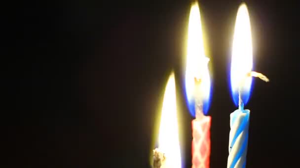 Dettagli Bruciare Candele Vivide Colorate Compleanno Sorpresa Celebrazione — Video Stock