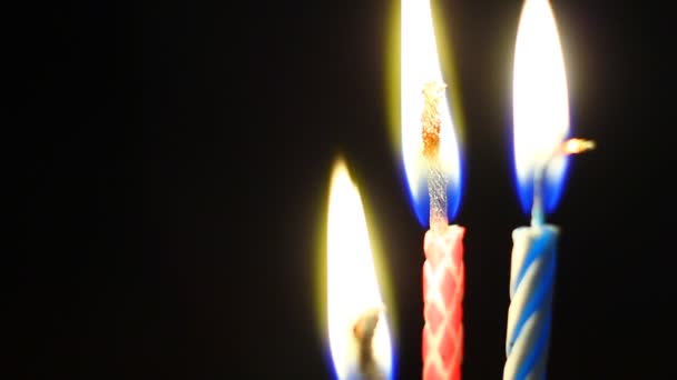 Подробиці Спалювання Яскравих Кольорових Свічок День Народження Сюрприз Святкування — стокове відео