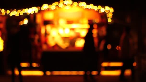 Художня Презентація Людей Ринку Ввечері Вночі Сильні Задні Ліхтарі Позаду — стокове відео