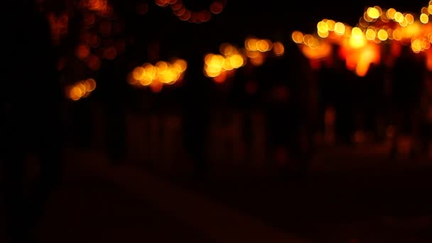 Художня Презентація Людей Ринку Ввечері Вночі Сильні Задні Ліхтарі Позаду — стокове відео