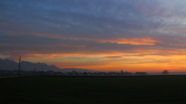 Misty Vroege Zonsondergang Velden Masten Sommige Huizen — Stockvideo