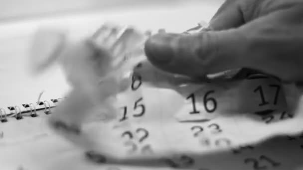Zerknittertes Kalenderpapier Wut Alt Werden Zeit Und Datum Vergangen — Stockvideo