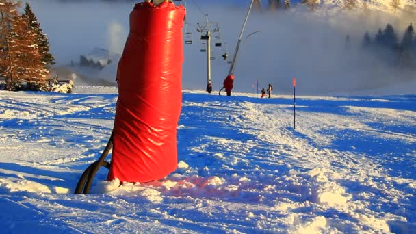 スキー場でスキーをします 高い山だ 寒い冬 豪華な色で日没の時間 — ストック動画