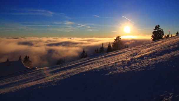 Sciatori Nel Centro Sciistico Alte Montagne Inverno Freddo Tempo Tramonto — Video Stock