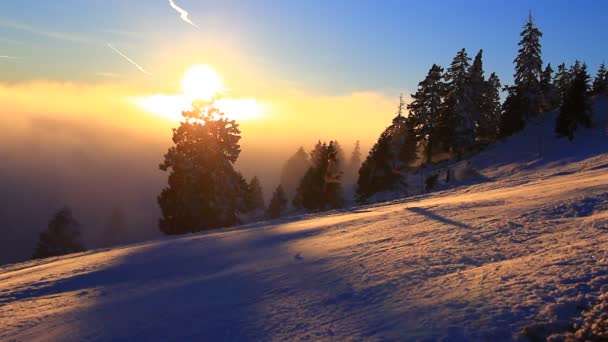 Skifahrer Beim Skifahren Skizentrum Hochgebirge Kalter Winter Sonnenuntergang Mit Herrlichen — Stockvideo