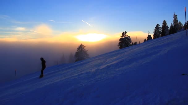 Skiërs Skiën Het Skigebied Hoge Bergen Koude Winter Zonsondergang Tijd — Stockvideo