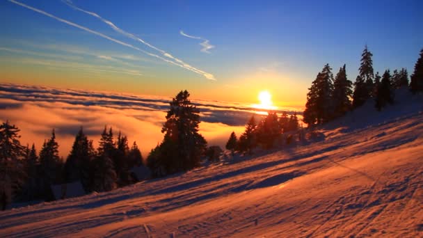 Лыжники Катаются Горнолыжном Центре Высокие Горы Холодная Зима Закат Великолепными — стоковое видео