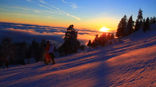 Skifahrer Beim Skifahren Skizentrum Hochgebirge Kalter Winter Sonnenuntergang Mit Herrlichen — Stockvideo