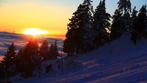 Esquí Centro Esquí Alta Montaña Invierno Frío Puesta Sol Con — Vídeo de stock