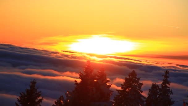 Lyžaři Lyžují Lyžařském Středisku Vysoké Hory Studená Zima Západ Slunce — Stock video